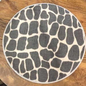 Crocodile Light Grey Area Rug 2’ NWOT